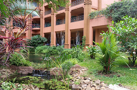 写真：ウガンダのホテル庭園